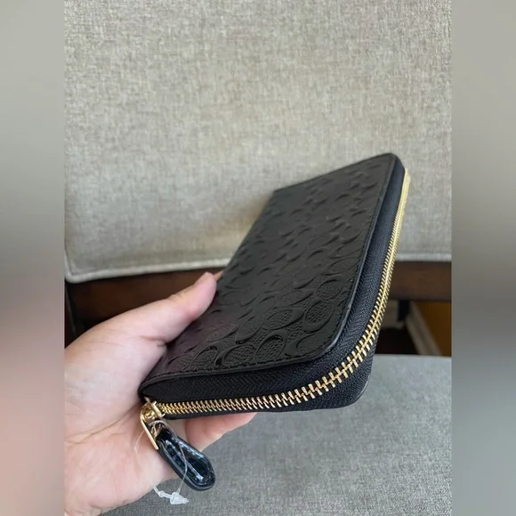 NWT！COACH ACCORDION ZIP WALLET IN SIGNATURE DEBOSSED PATENT LEATHER（COACH F54805